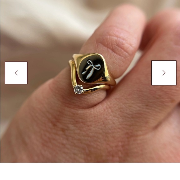 14K gold Marrow Fine bow signet ring - Picture 1 of 4